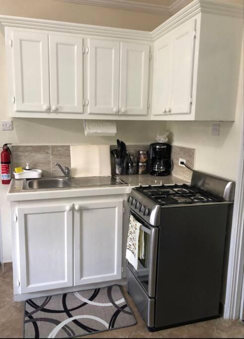 Kelly'S Studio Apartment - Rental Near Airport, Amenities And Bus Route Saint Philip Exterior foto