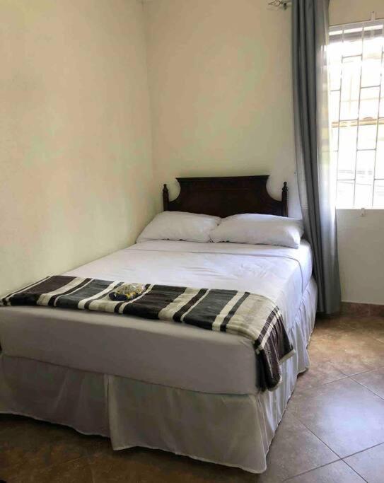 Kelly'S Studio Apartment - Rental Near Airport, Amenities And Bus Route Saint Philip Exterior foto